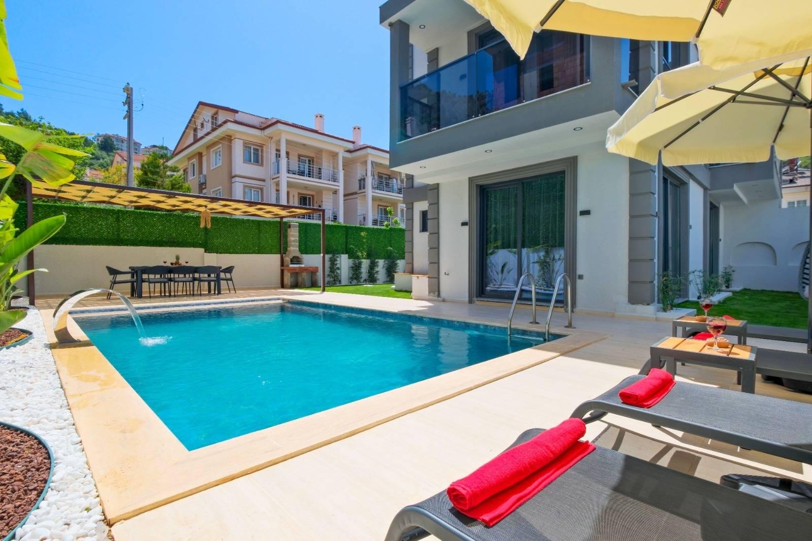 Muğla Fethiye'de Geniş Ailelere Uygun, Isıtmalı Havuzlu, Lüks Villa-42035