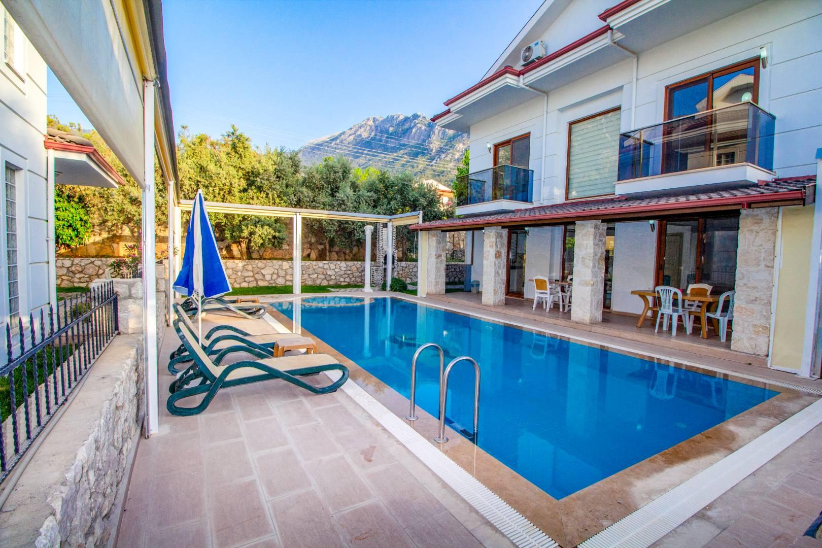 Muğla Fethiye'de Şık Tasarımlı, Yetişkin ve Çocuk Havuzlu, 4+1 Villa-42299