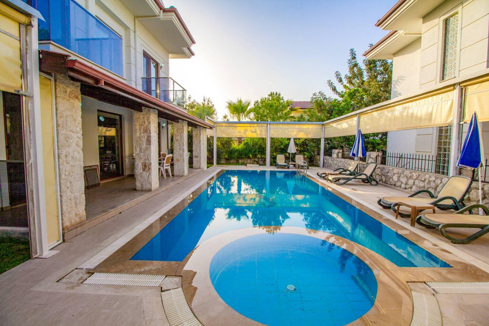 Muğla Fethiye'de Şık Tasarımlı, Yetişkin ve Çocuk Havuzlu, 4+1 Villa-42299