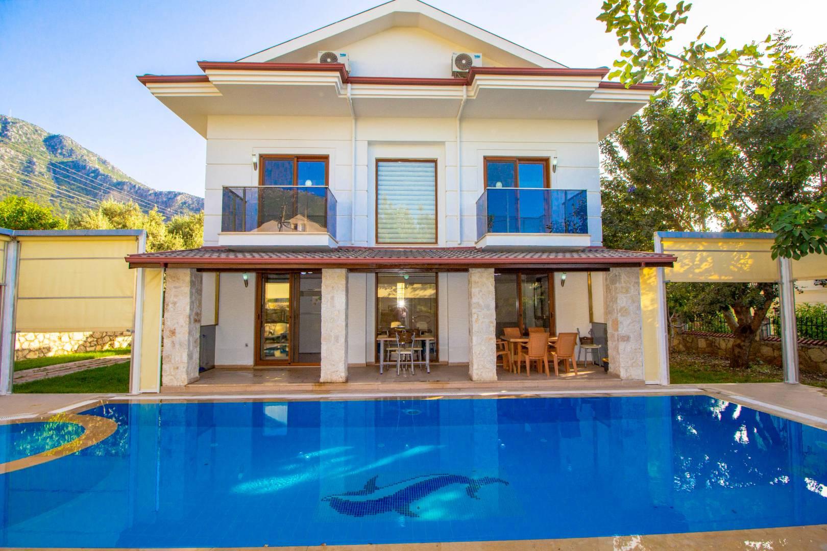 Muğla Fethiye'de Şık Tasarımlı, Yetişkin ve Çocuk Havuzlu, 4+1 Villa-42299