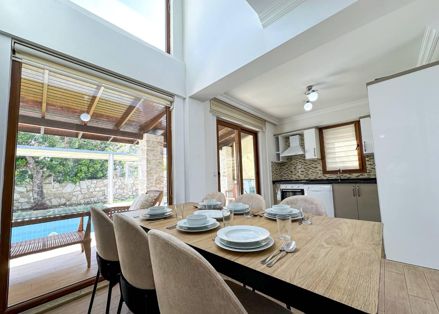 Muğla Fethiye'de Şık Tasarımlı, Yetişkin ve Çocuk Havuzlu, 4+1 Villa-42299