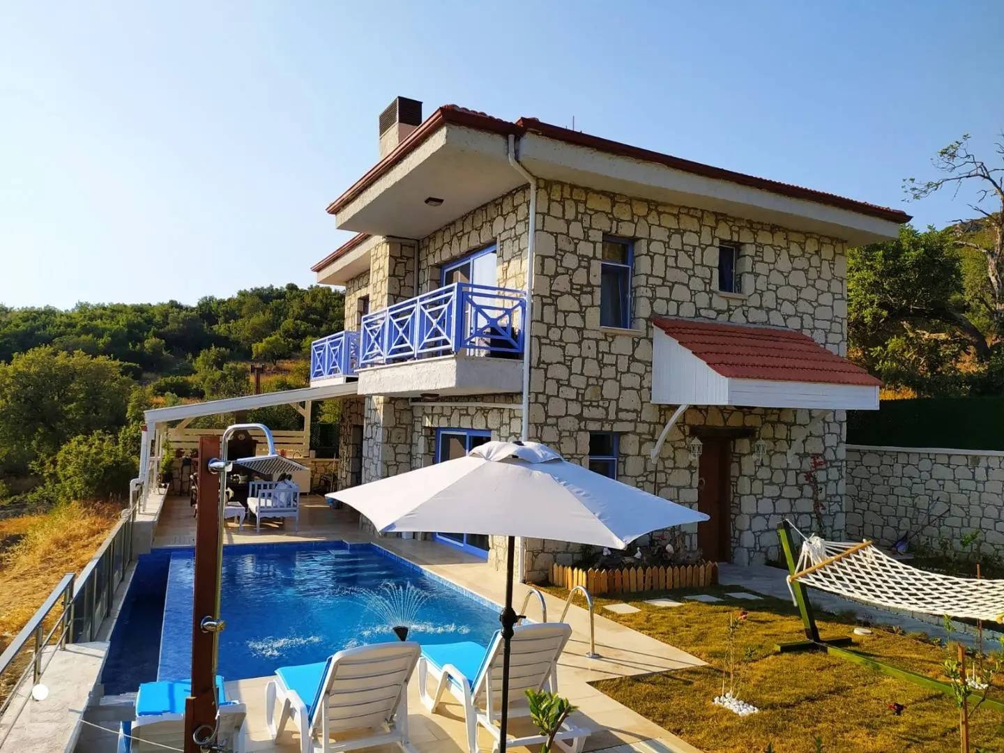 Muğla Marmaris'te Deniz ve Doğa Manzaralı, Özel Havuzlu, Şık Villa
