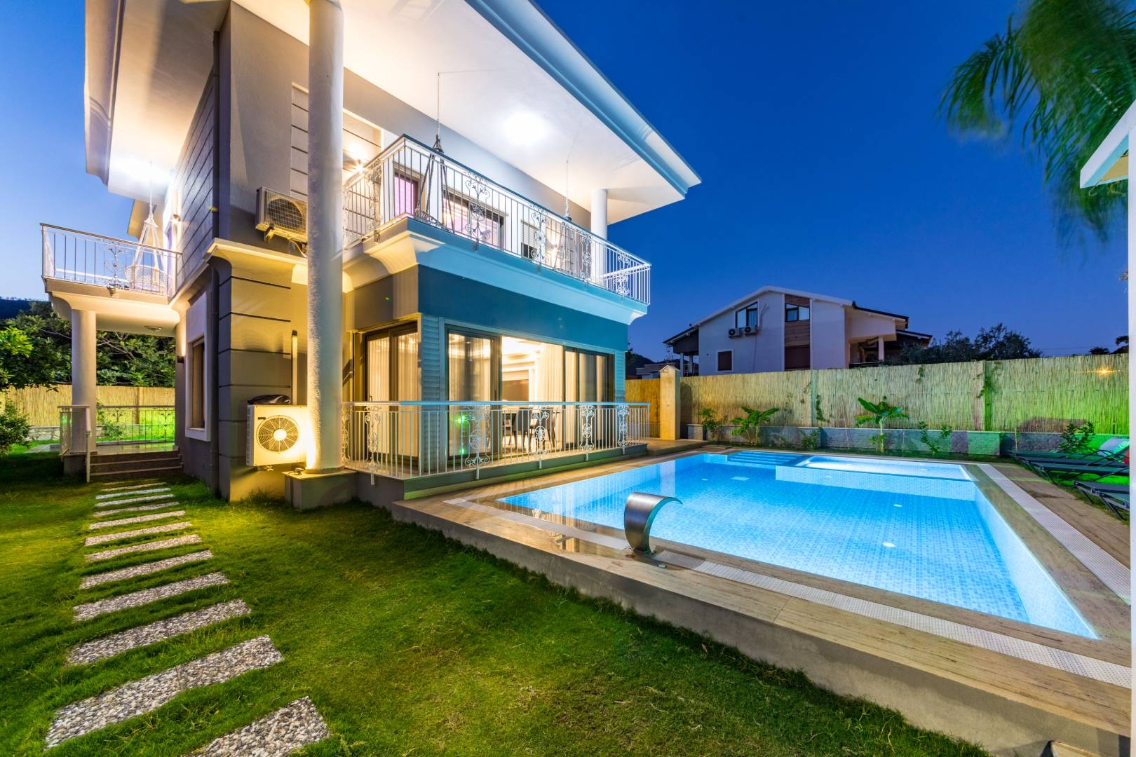 Muğla Marmaris'te Yeşillikler İçerisinde, Özel Havuzlu, Modern Villa