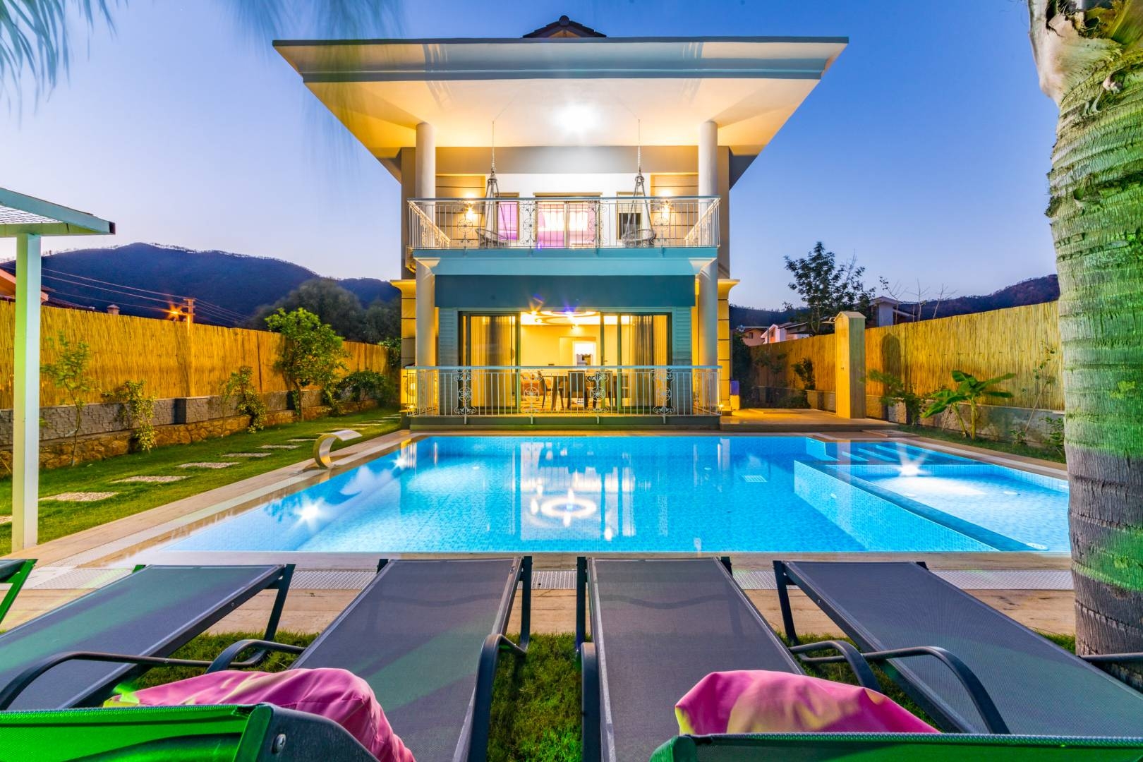 Muğla Marmaris'te Yeşillikler İçerisinde, Özel Havuzlu, Modern Villa