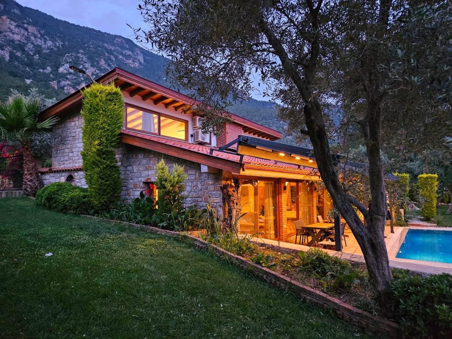 Muğla Menteşe'de Otantik Tasarımlı, Özel Havuzlu, 4 Kişilik Villa-43756