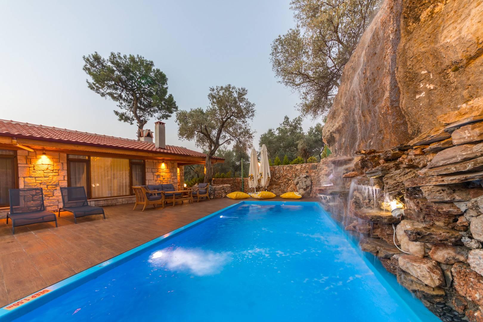 Muğla Menteşe'de Otantik Tasarımlı, Özel Havuzlu, Dış Jakuzili Villa-43770