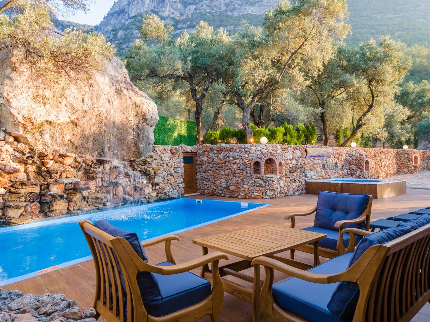 Muğla Menteşe'de Otantik Tasarımlı, Özel Havuzlu, Dış Jakuzili Villa-43770