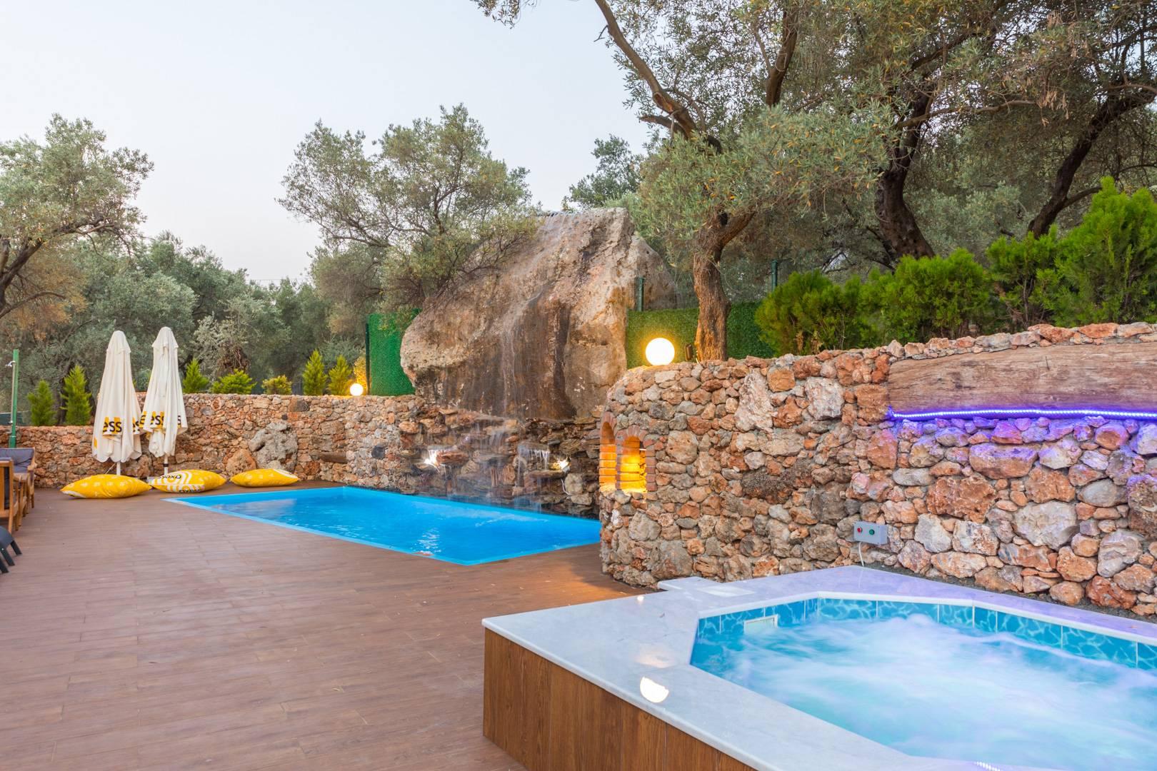 Muğla Menteşe'de Otantik Tasarımlı, Özel Havuzlu, Dış Jakuzili Villa-43770