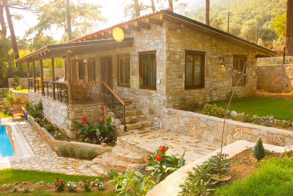 Muğla Menteşe'de Taş Konseptli, Özel Havuzlu, Bahçeli Villa