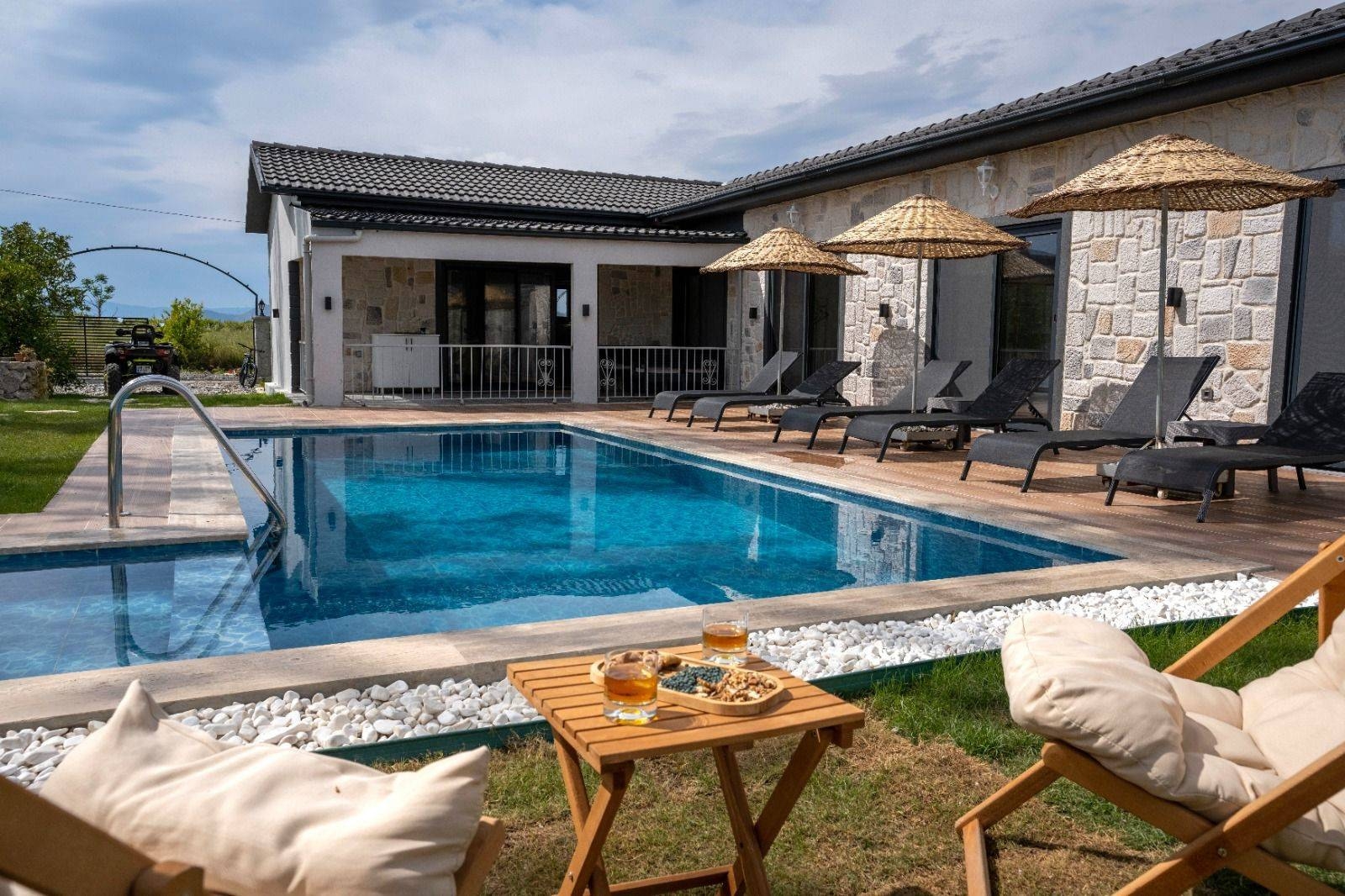 Muğla Ortaca'da Geniş Alanlara Sahip, Özel Havuzlu, Bohem Villa