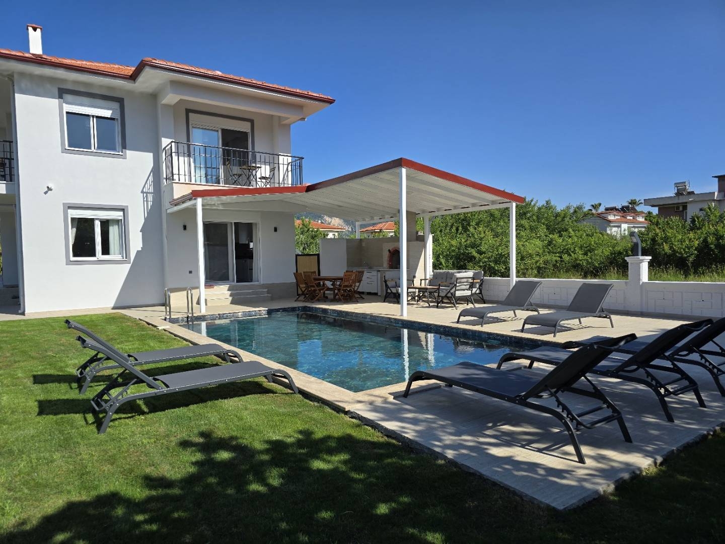 Muğla Ortaca'da Merkezi Konumda, Özel Havuzlu, Geniş Villa
