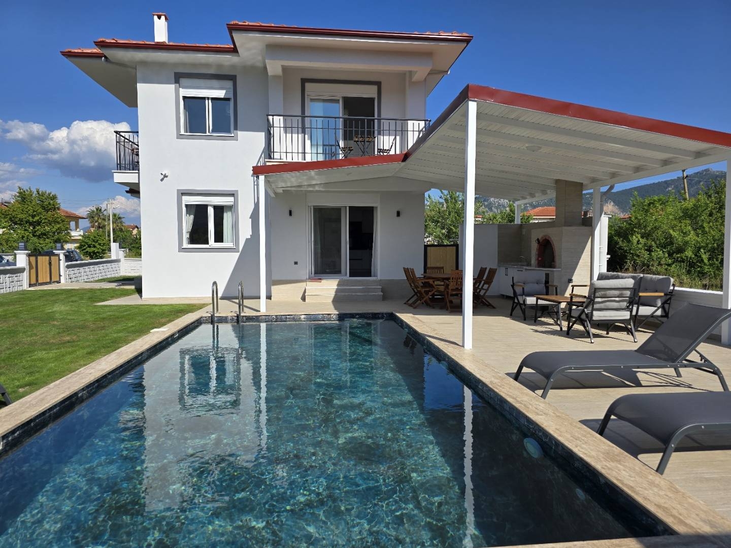 Muğla Ortaca'da Merkezi Konumda, Özel Havuzlu, Geniş Villa
