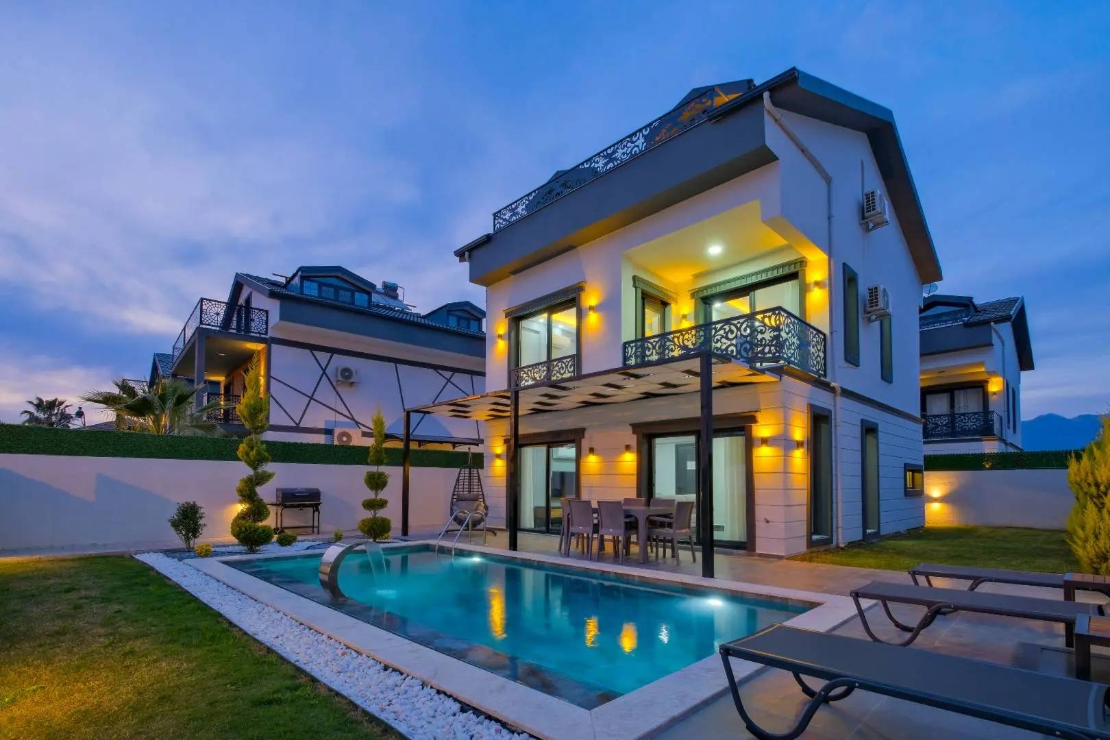 Muğla Seydikemer'de Geniş Ailelere Uygun, Özel Havuzlu, Şık Villa