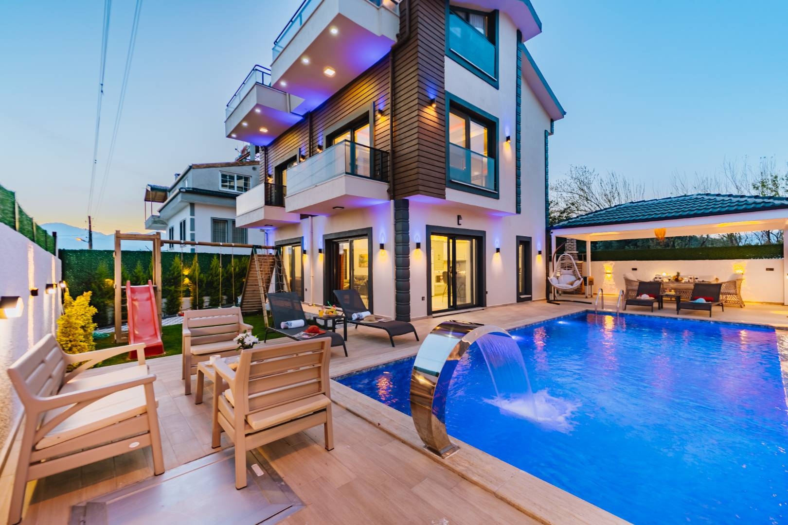 Muğla Seydikemer'de Kalabalık Ailelere Uygun, Özel Havuzlu, Şık Villa