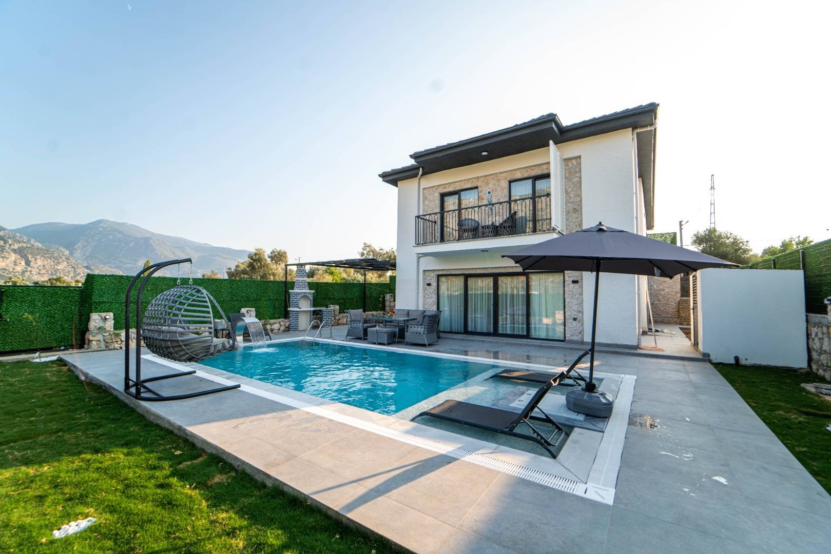 Muğla Seydikemer'de Modern Tasarımlı, Özel Havuzlu, Bahçeli Villa