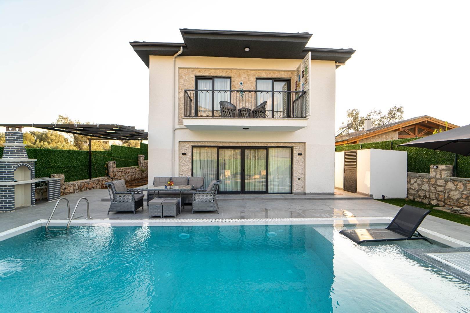 Muğla Seydikemer'de Modern Tasarımlı, Özel Havuzlu, Bahçeli Villa-43669