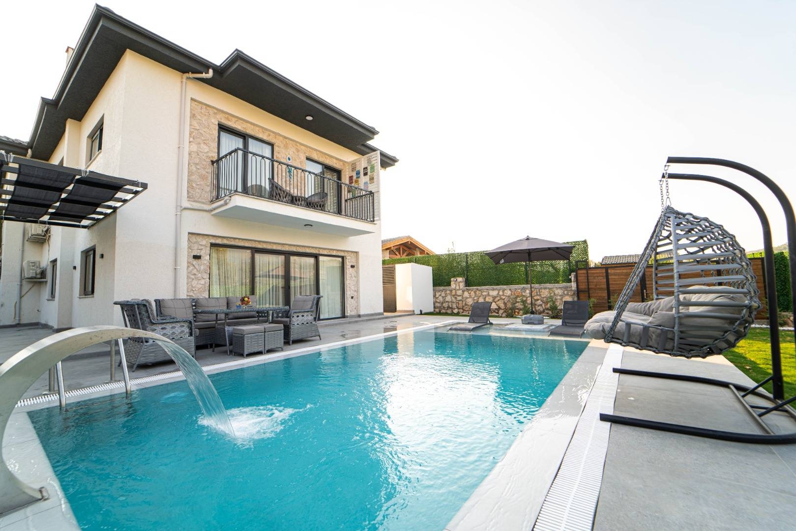 Muğla Seydikemer'de Modern Tasarımlı, Özel Havuzlu, Bahçeli Villa