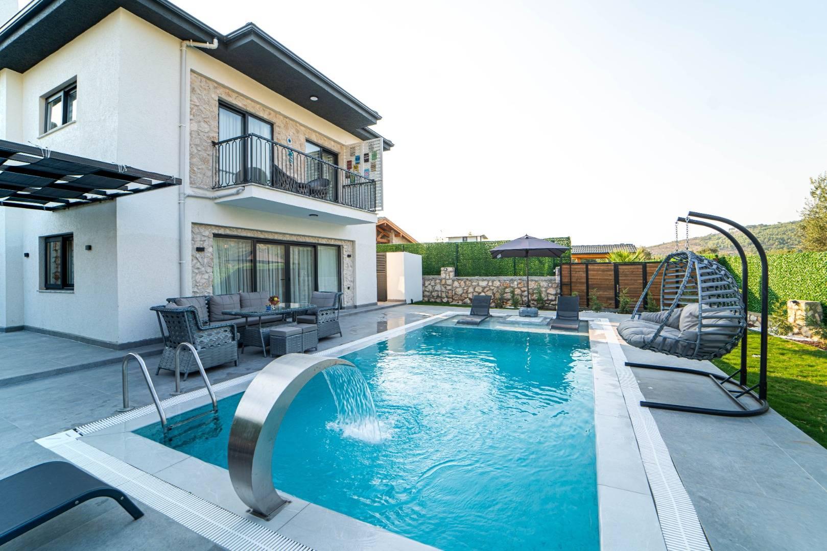 Muğla Seydikemer'de Modern Tasarımlı, Özel Havuzlu, Bahçeli Villa-43669