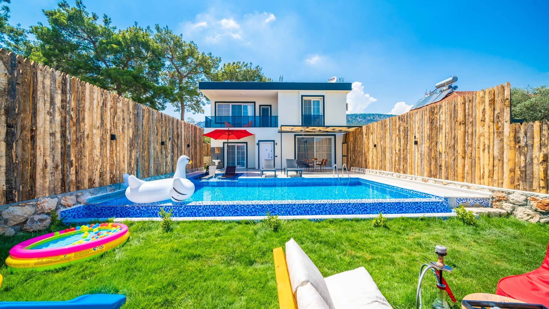 Muğla Seydikemer'de Yeşillikler İçerisinde, Özel Havuzlu, Modern Villa