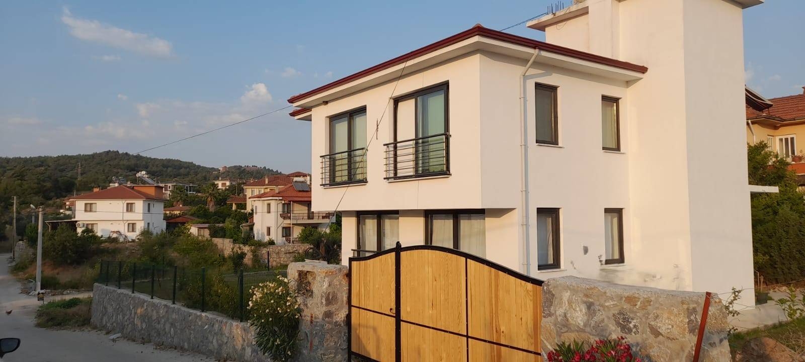 Muğla Ula'da Sakin Konumda, Huzurlu, Geniş Bahçeli Tatil Evi
