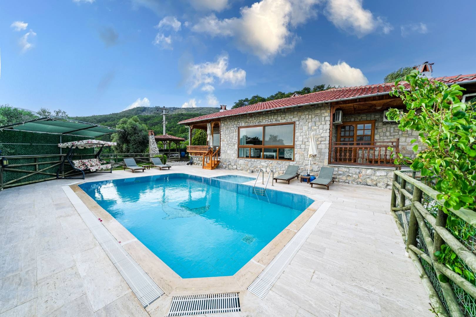 Muğla Ula'da Yeşillikler İçinde, Yetişkin ve Çocuk Havuzlu, Taş Villa