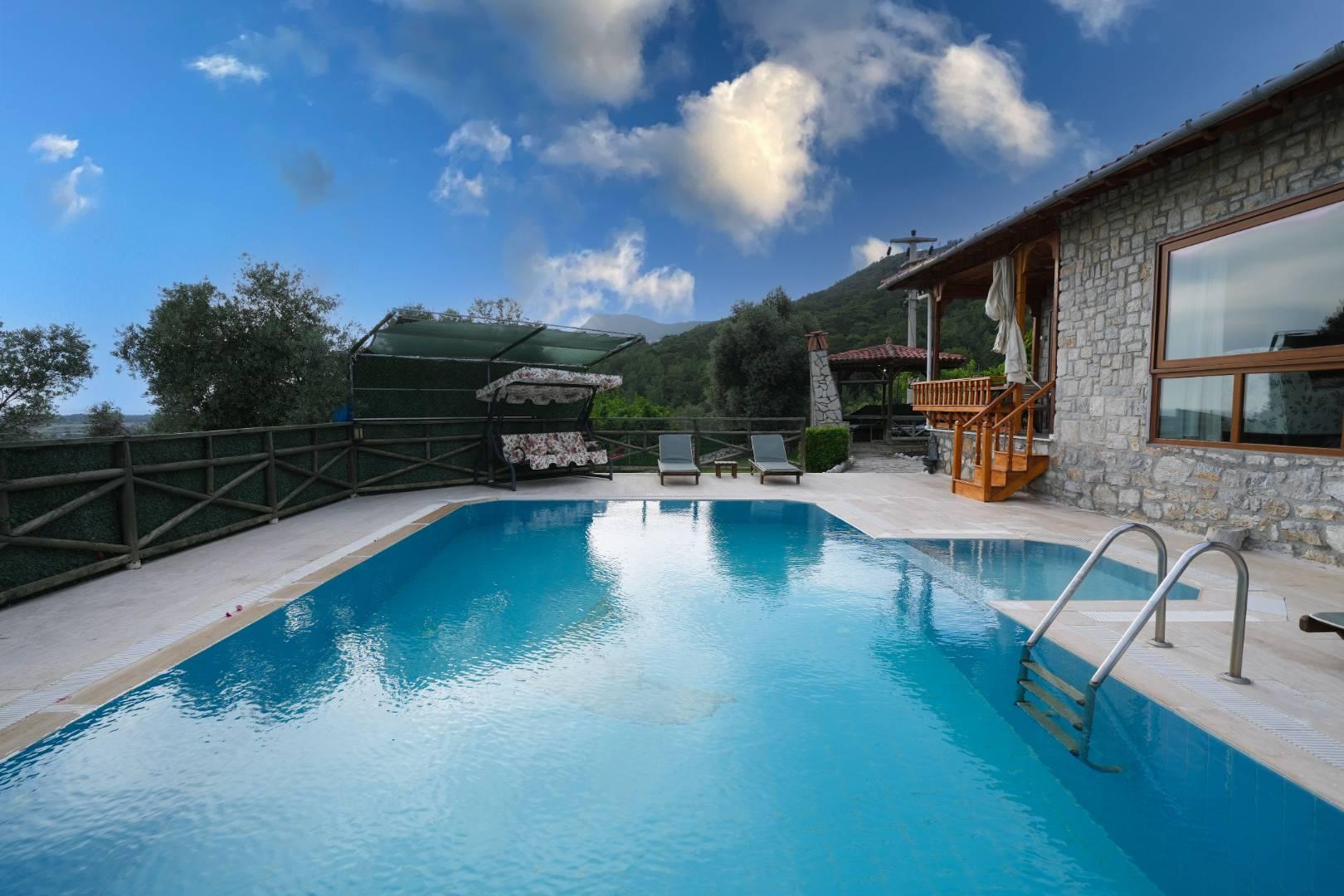 Muğla Ula'da Yeşillikler İçinde, Yetişkin ve Çocuk Havuzlu, Taş Villa-43773