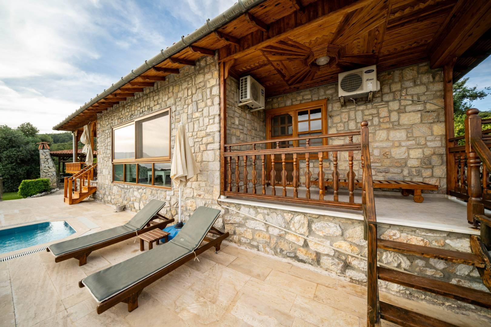 Muğla Ula'da Yeşillikler İçinde, Yetişkin ve Çocuk Havuzlu, Taş Villa