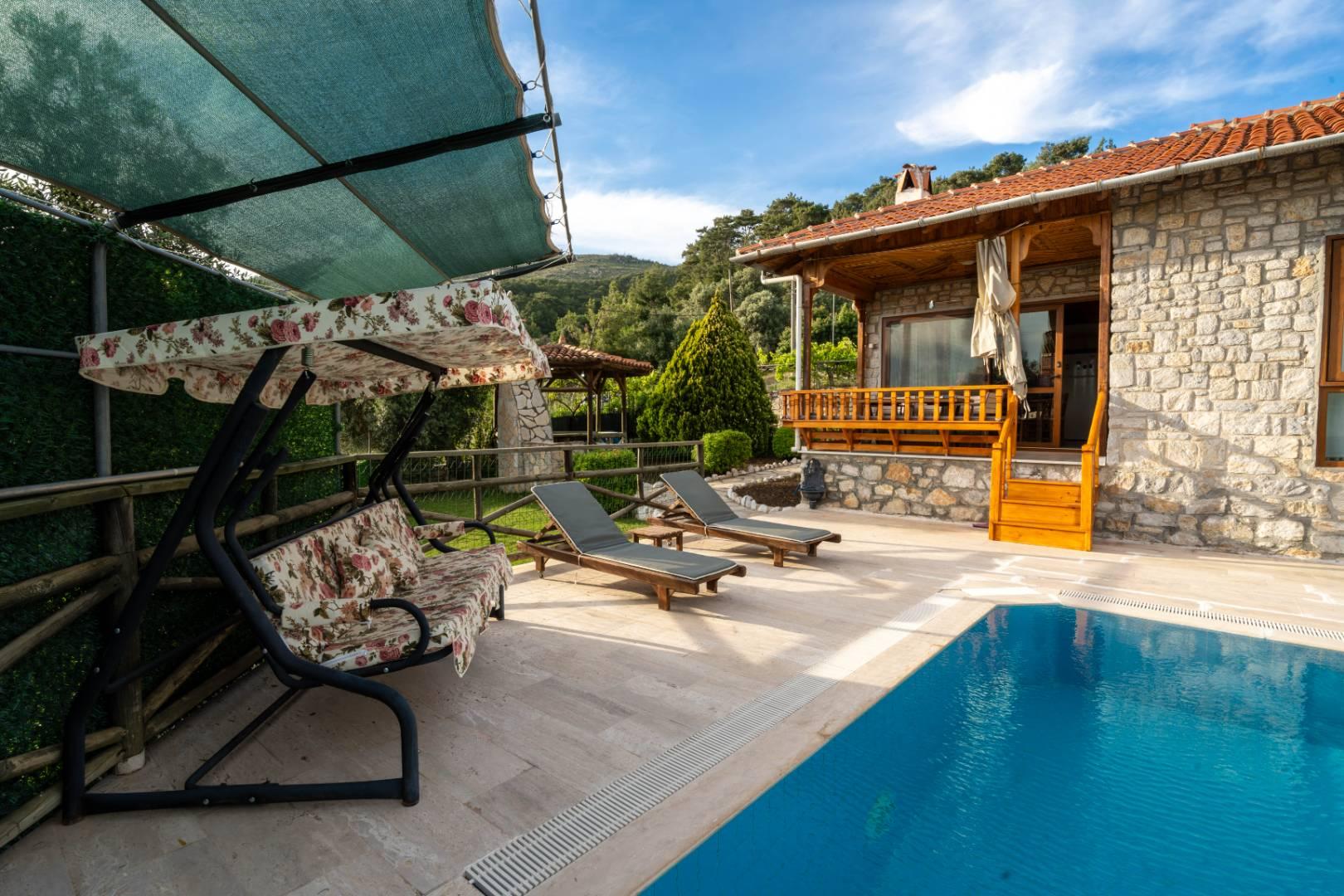 Muğla Ula'da Yeşillikler İçinde, Yetişkin ve Çocuk Havuzlu, Taş Villa-43773