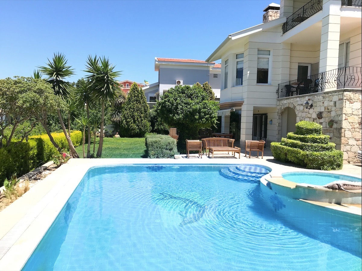 Kuşadası Karaova'da Denize Yakın Konumda, Özel Havuzlu, Lüks Villa