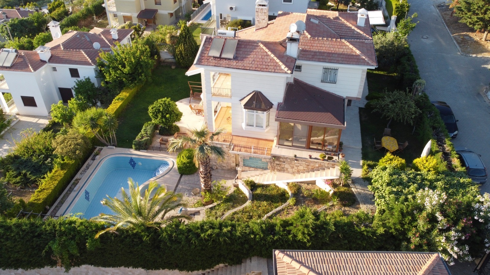 Kuşadası Karaova'da Denize Yakın Konumda, Özel Havuzlu, Lüks Villa