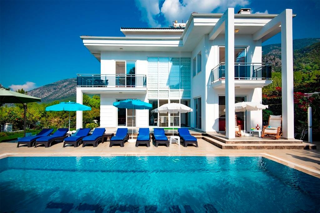 Fethiye Ölüdeniz'de Geniş Ailelere Uygun, Özel Havuzlu, Modern Villa