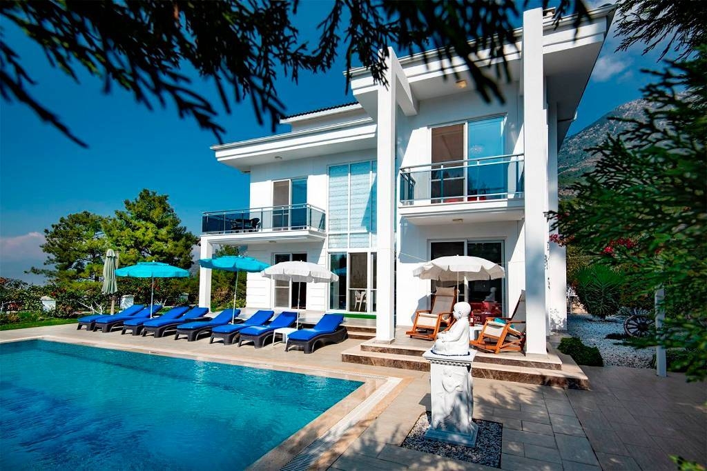 Fethiye Ölüdeniz'de Geniş Ailelere Uygun, Özel Havuzlu, Modern Villa