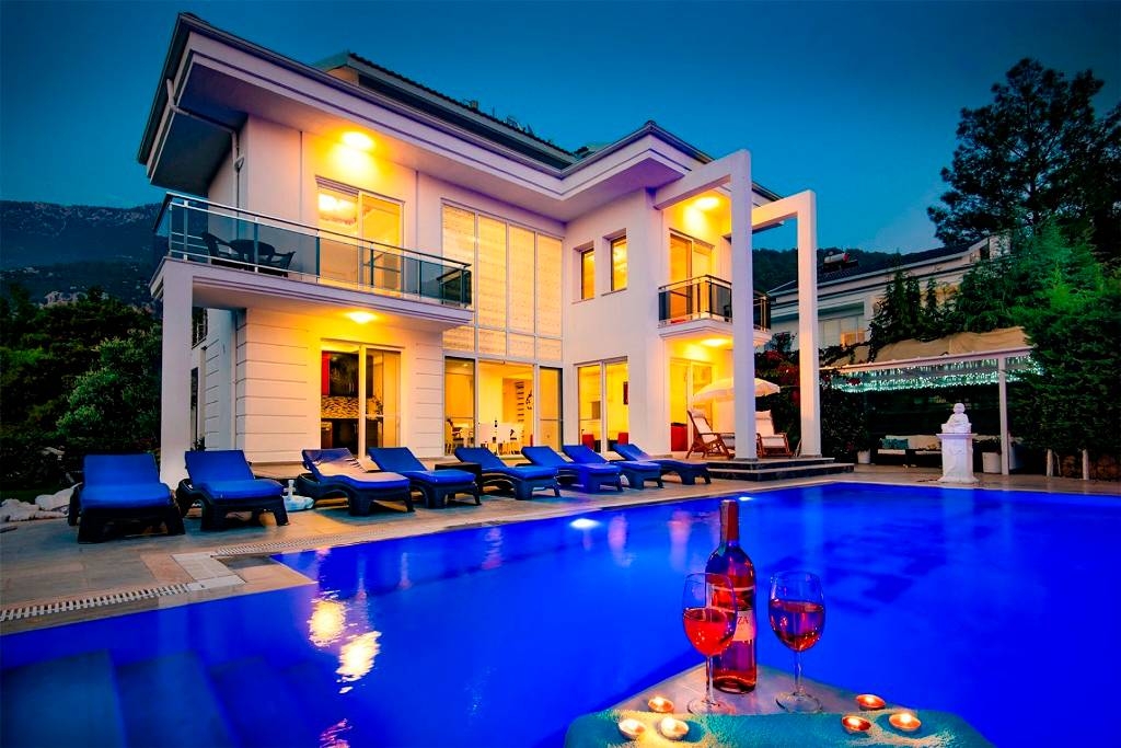 Fethiye Ölüdeniz'de Geniş Ailelere Uygun, Özel Havuzlu, Modern Villa