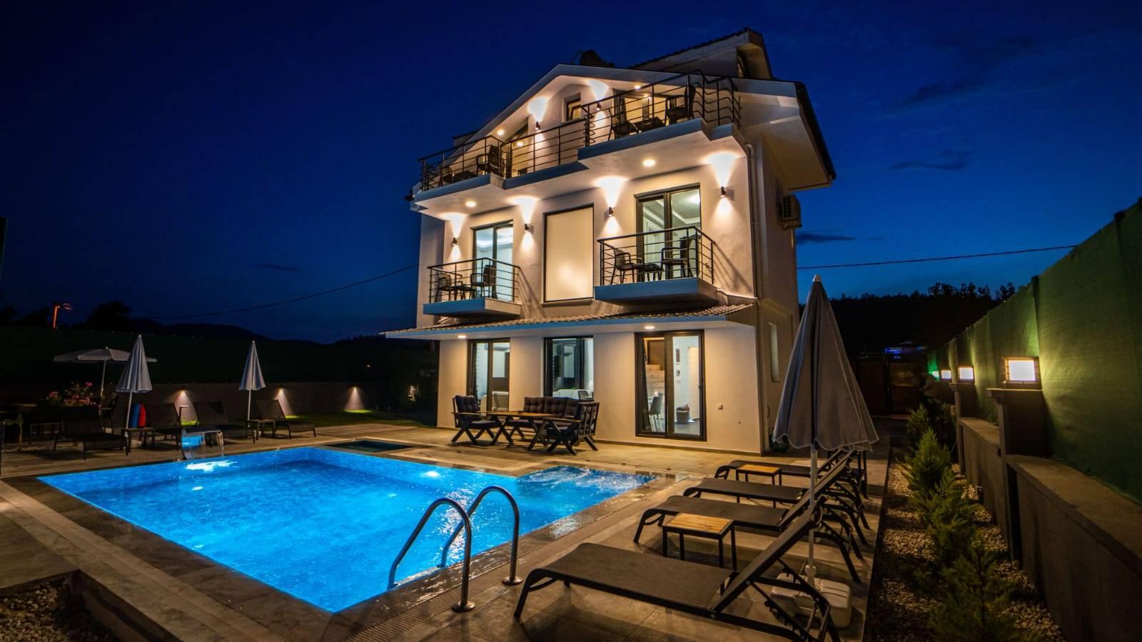 Fethiye Ölüdeniz'de Geniş Alanlara Sahip, Özel Havuzlu, Şık Villa-42877