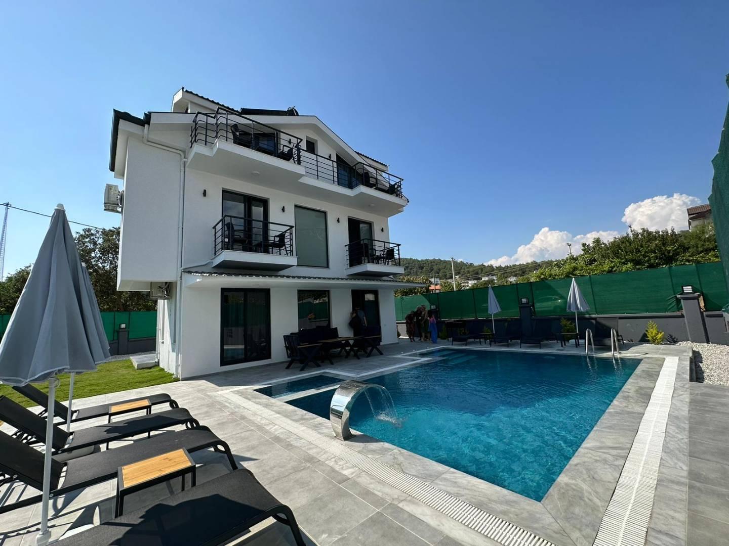 Fethiye Ölüdeniz'de Geniş Alanlara Sahip, Özel Havuzlu, Şık Villa-42877