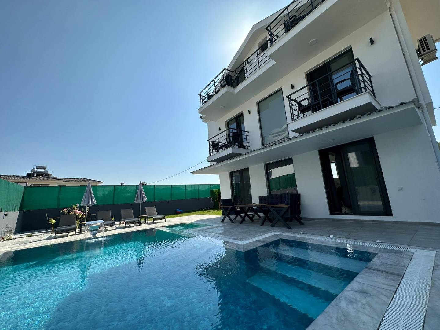 Fethiye Ölüdeniz'de Geniş Alanlara Sahip, Özel Havuzlu, Şık Villa