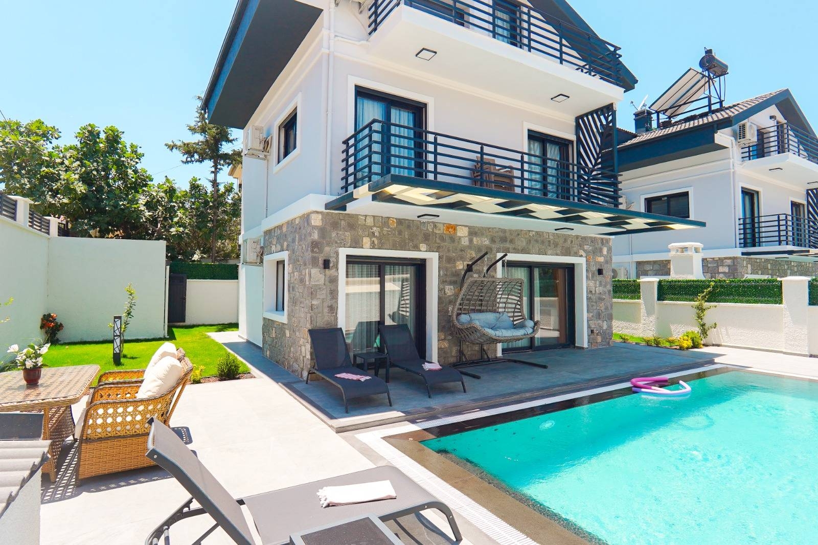 Fethiye Ölüdeniz'de Doğa ile Bütünleşen, Özel Havuzlu, Şık Villa