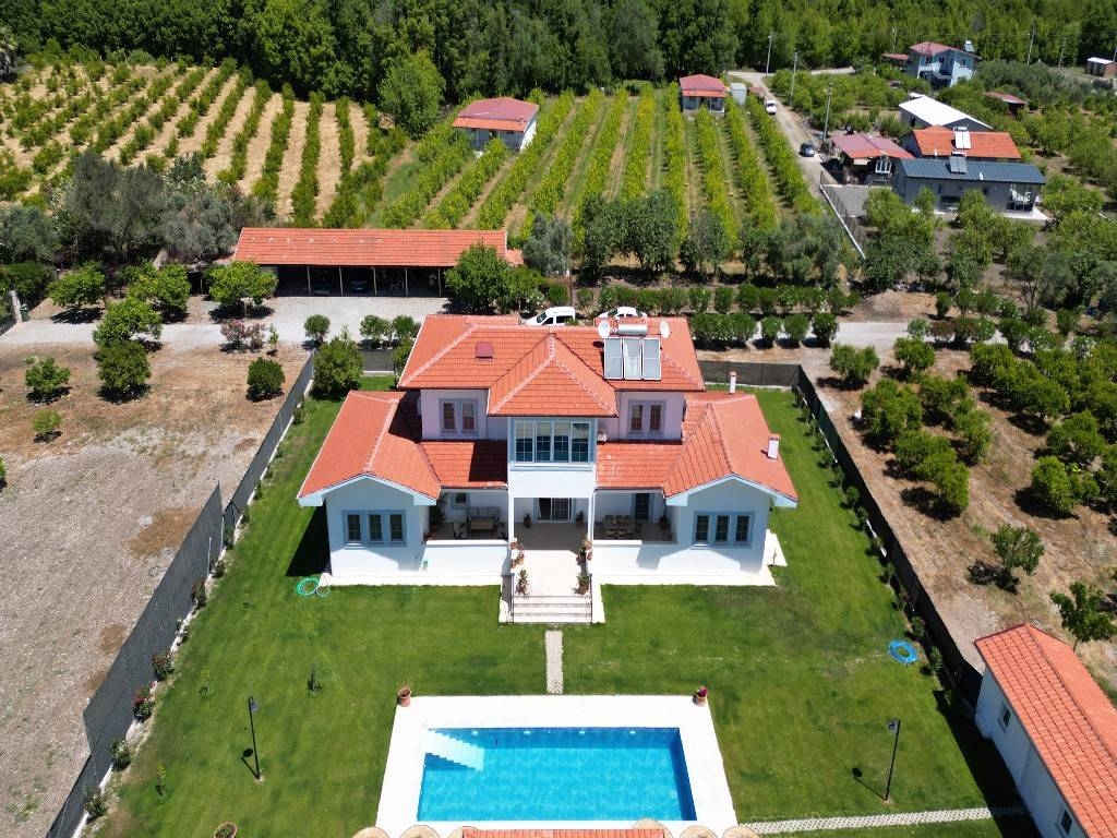 Ortaca Dalyan'da Geniş Bahçe İçerisinde, Özel Havuzlu, 4+1 Villa