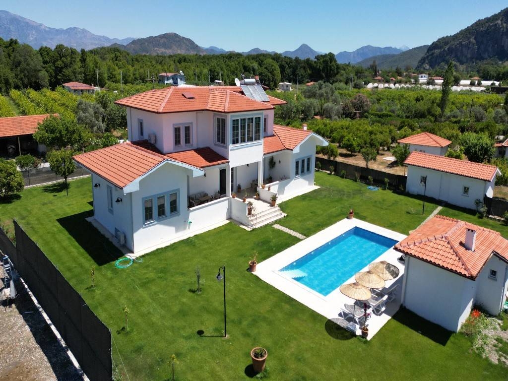 Ortaca Dalyan'da Geniş Bahçe İçerisinde, Özel Havuzlu, 4+1 Villa