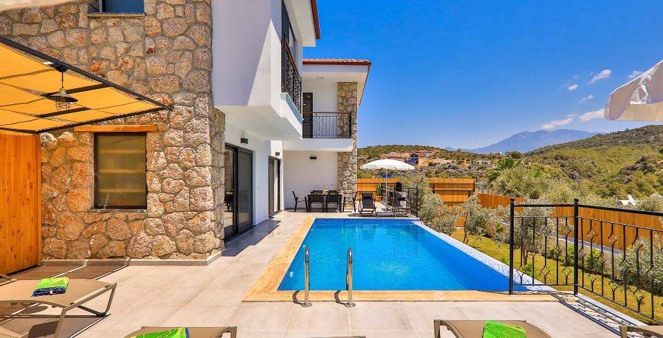 Kaş Gelemiş'te Geniş Bahçe İçerisinde, Özel Havuzlu, Konforlu Villa