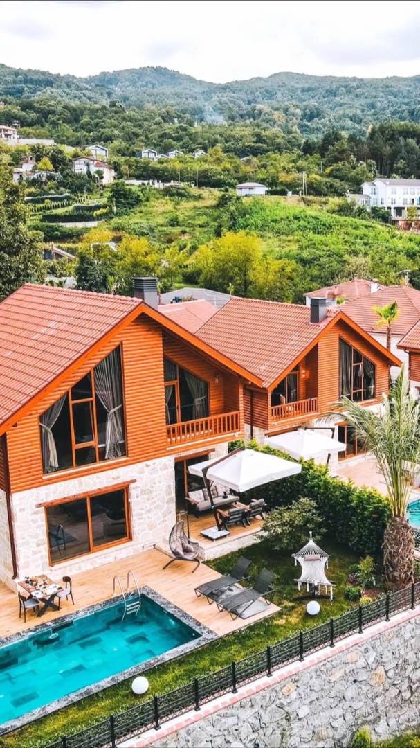 Sakarya Sapanca'da Doğa Manzaralı, Isıtmalı Havuzlu, Şık Villa
