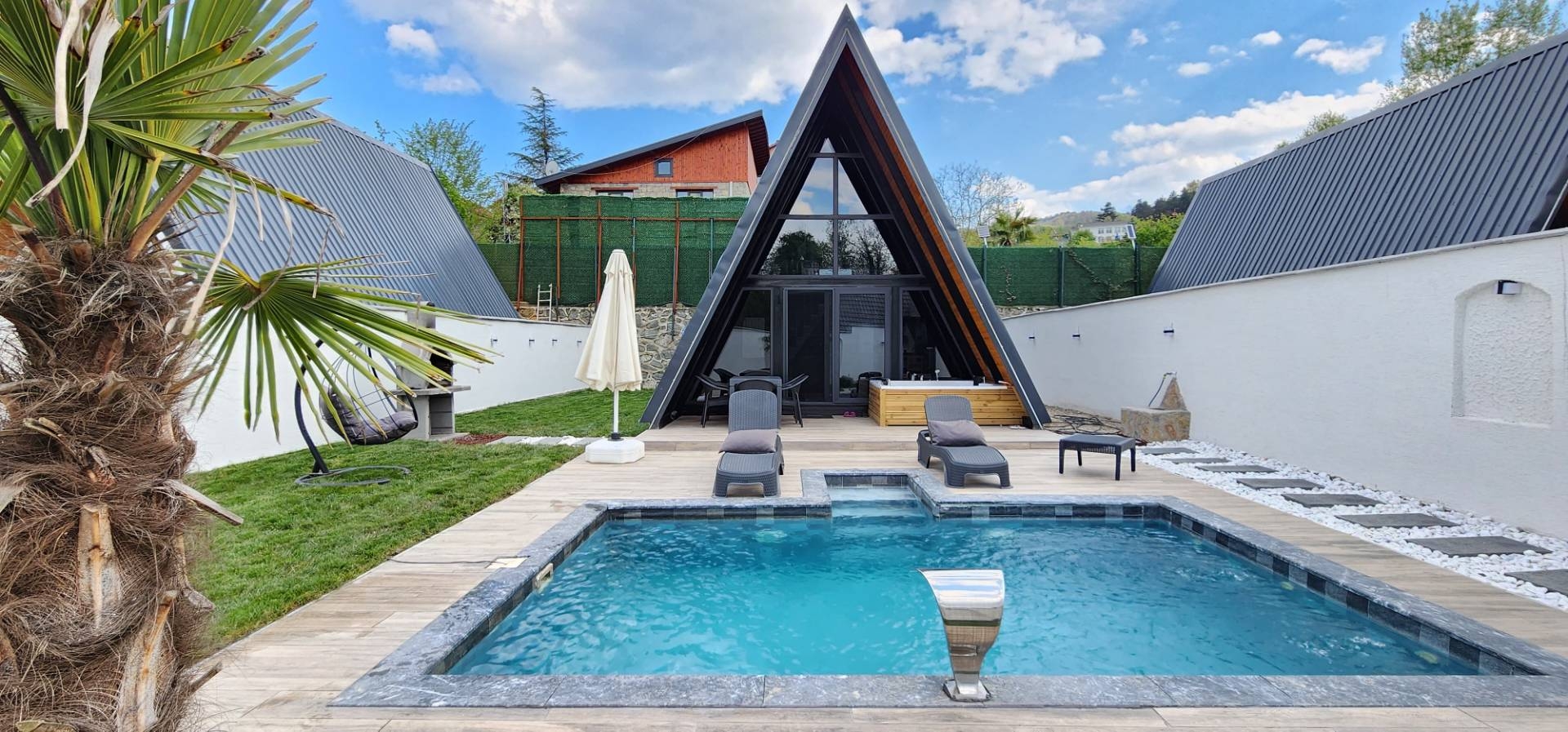 Sakarya Sapanca'da Enfes Doğada, Isıtmalı Havuzlu, Modern Bungalov