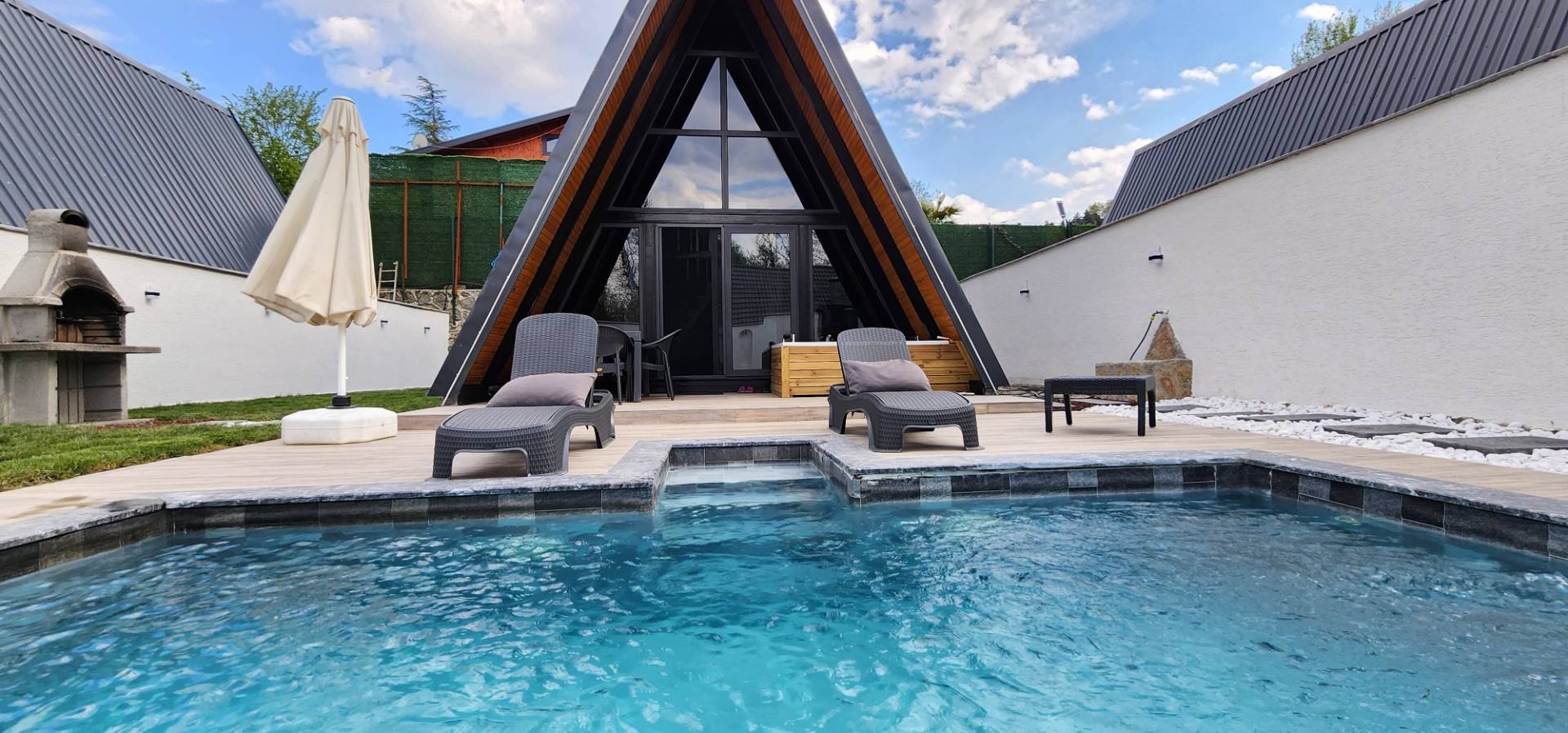 Sakarya Sapanca'da Enfes Doğada, Isıtmalı Havuzlu, Modern Bungalov