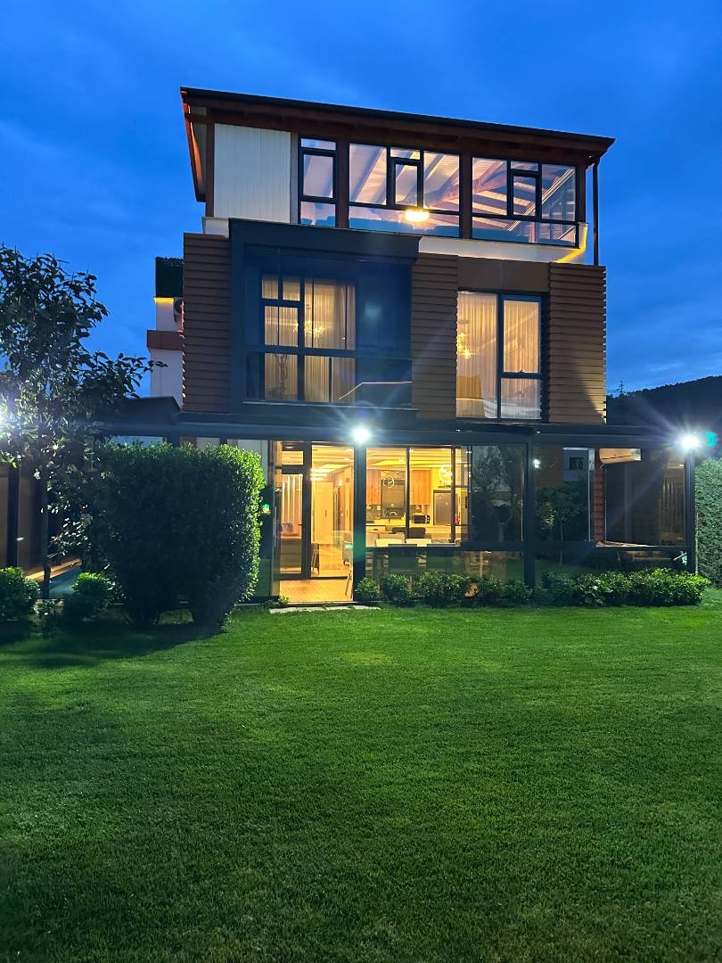 Sakarya Sapanca'da Geniş Bahçeli, Isıtmalı Havuzlu, Jakuzili Villa