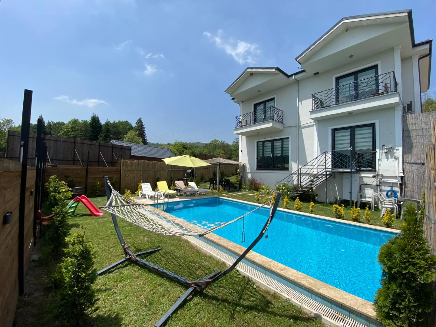 Sakarya Sapanca'da Geniş Bahçeli, Isıtmalı Havuzlu, Konforlu Villa-22838