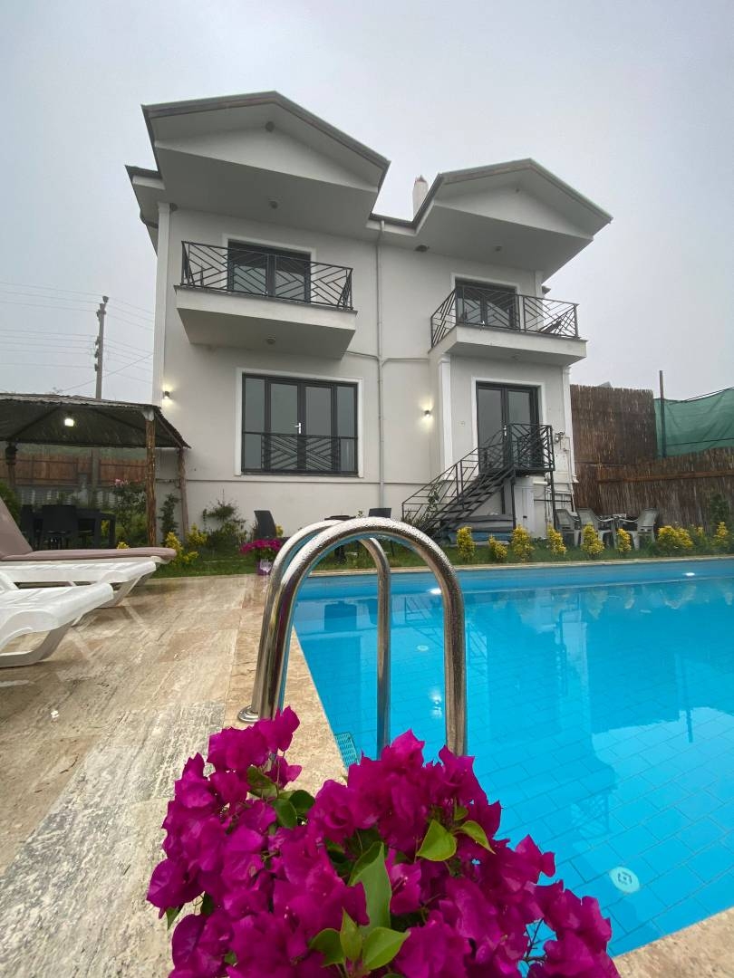 Sakarya Sapanca'da Geniş Bahçeli, Isıtmalı Havuzlu, Konforlu Villa