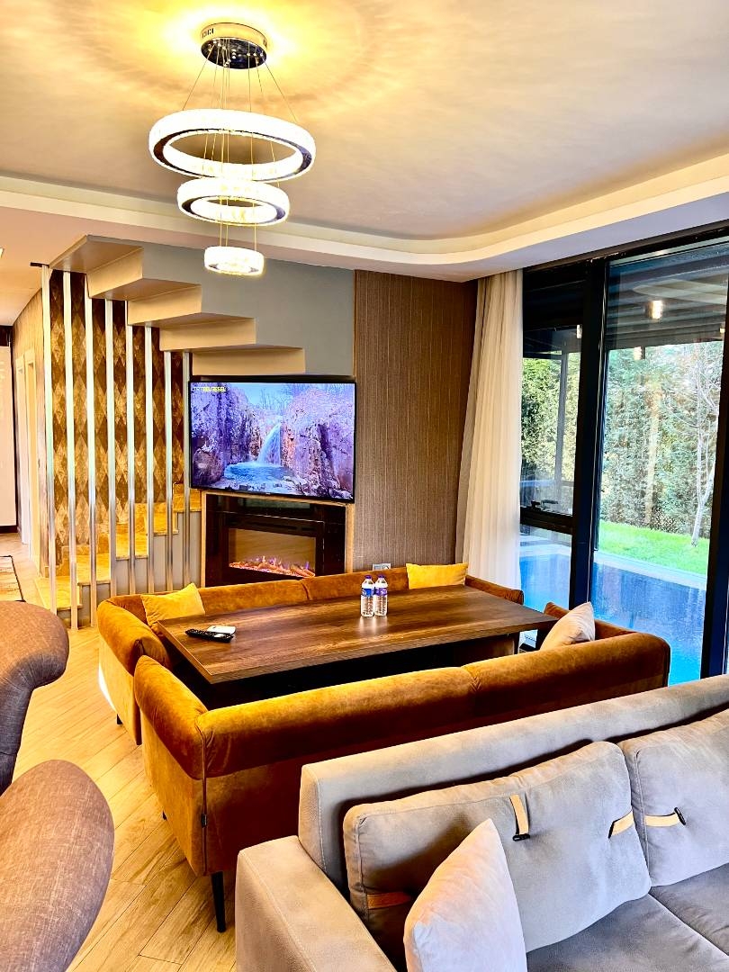 Sakarya Sapanca'da Kapalı Isıtmalı Havuzlu, Modern Tasarımlı Villa