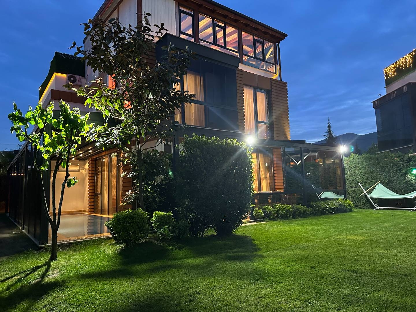 Sapanca'da Yeşillikler İçerisinde, Isıtmalı Havuzlu, Modern Villa