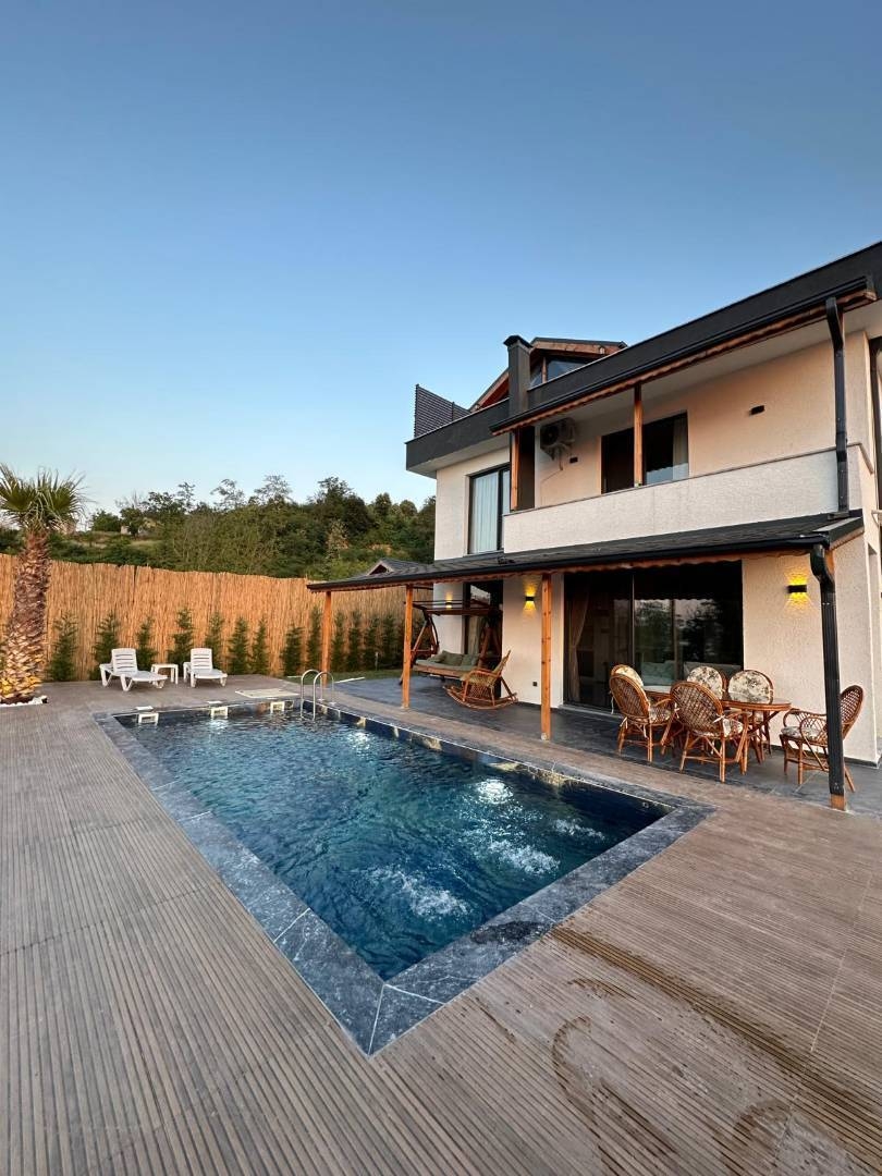 Sapanca Nailiye'de Doğa İle İç İçe, Isıtmalı Havuzlu, Lüks Villa