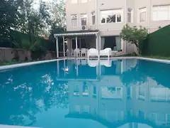 Sapanca Çayiçi'nde Geniş Bahçeli, Şömineli, Merkezi Konumda Villa